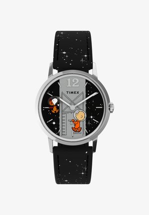 Hodinky Timex so strieborným puzdrom, čiernym hviezdnym remienkom a karikatúrovým ciferníkom s postavou v kozmičnom prostredí. Čierne pozadie.