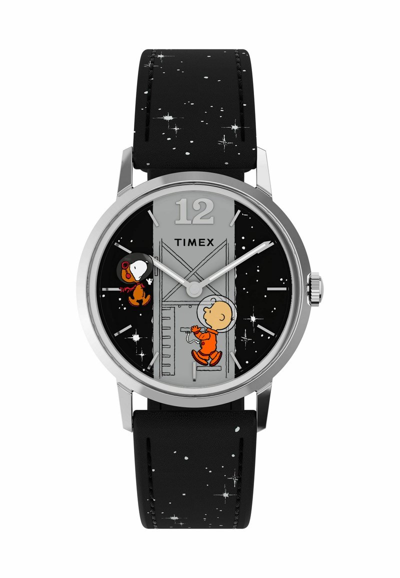 Timex óra ezüst színű házzal, fekete csillagos pánttal és egy rajzfilmszerű számlappal, melyen egy űrbeli karakter látható. Fekete háttér.