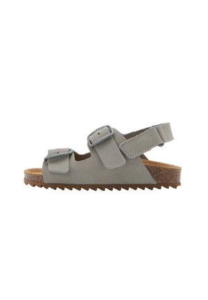 Sandalo grigio in suede con punta aperta, due cinturini regolabili con fibbia e cinturino posteriore, sottopiede in sughero e suola marrone testurizzata.