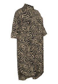 Robe chemise ample longueur genou avec imprimé zèbre beige et noir, manches courtes, boutonnage sur le devant et col plié.