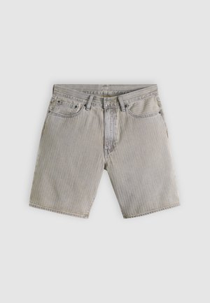 Lichtgrijze denimshorts met voorzakken, riemlussen en een knoopsluiting, platgelegd op een witte achtergrond.