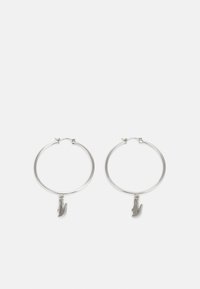Sølv hoop øredobber med en glatt finish. Hver øredobb har en liten krokodille-charms hengende fra bunnen.