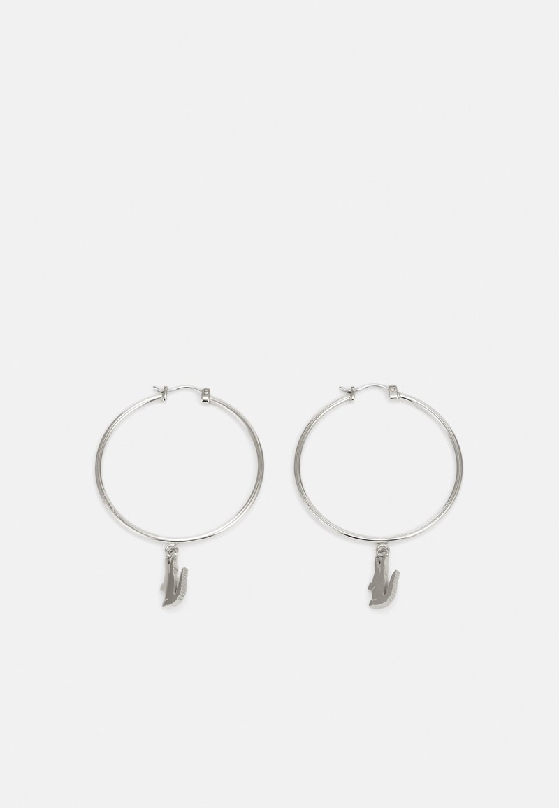 Sølv hoop øredobber med en glatt finish. Hver øredobb har en liten krokodille-charms hengende fra bunnen.