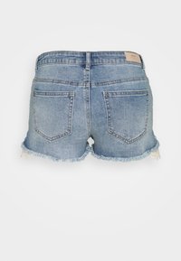 Shorts in denim di colore azzurro chiaro con orlo sfilacciato. Presentano due tasche posteriori e un'etichetta in pelle con il marchio sulla vita.