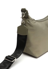 Zelena najlonska torba za rame s teksturiranim crnim remenom i srebrnim metalnim dijelovima, koja se odlikuje glatkom površinom i pravokutnim oblikom.