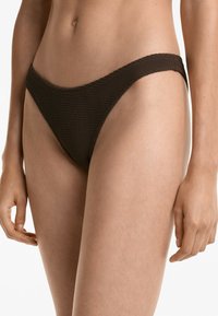 Rjavi bikini spodnji del z teksturirano tkanino, ki se ponaša z nizkim pasom in zmerno pokritostjo za udobje in prileganje.