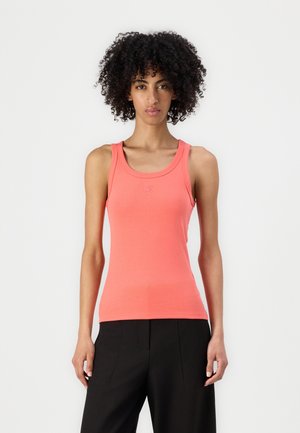 Korallenfarbenes Tanktop mit enganliegendem Design, breiten Schulterträgern und einem dezenten Logo auf der Vorderseite. Glattes Baumwoll-Mischgewebe, minimale Textur.