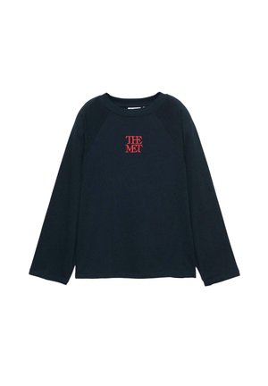 Maglietta nera a maniche lunghe con scollo rotondo e logo rosso "THE MET" al centro del petto, mostrata su sfondo bianco.