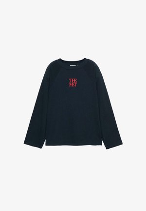 Sort langærmet crewneck-trøje med rød "THE MET"-logo i midten af brystet, vist mod en hvid baggrund.