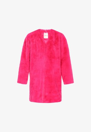 Faux kožešinový kabát v jasně růžové barvě, s výstřihem do V, dlouhými rukávy a otevřeným předním dílem. Měkká textura s hladkým povrchem a bez viditelných zapínání.