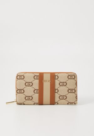 Portafoglio beige con motivo logo marrone, dotato di una fascia in pelle liscia color sabbia e accentuazione dorata con il marchio "LIU.JO" sul fronte.