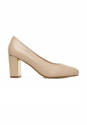 Beige Leder-Pumps für Damen mit runder Spitze und Blockabsatz mit goldfarbenem Metallic-Akzent.