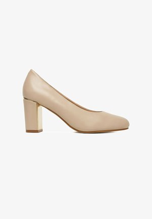 Beige Leder-Pumps für Damen mit runder Spitze und Blockabsatz mit goldfarbenem Metallic-Akzent.