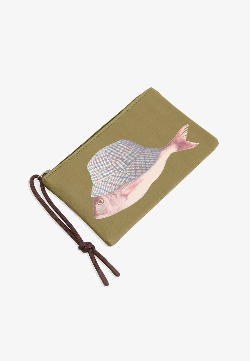 Pochette zippée vert olive avec une lanière de poignet marron et un poisson imprimé portant un chapeau à carreaux sur un côté.