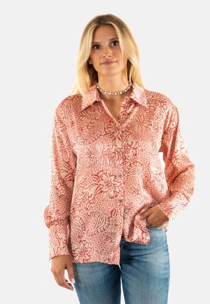 Camisa de botones de manga larga de fondo rojo y blanco con un patrón floral y paisley; tejido ligero, corte relajado.