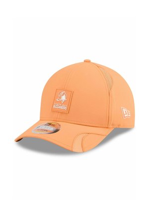 Orange Baseballcap mit Netz-Seitenpaneelen, vorne mit einem quadratischen Logo-Patch der Tampa Bay Buccaneers und gebogenem Schirm.