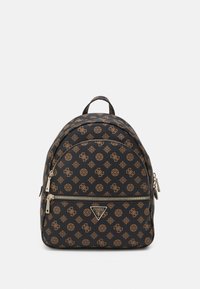 Zaino nero con motivo a logo dorato e beige, caratterizzato da una texture liscia, parte superiore arrotondata, due tasche con zip e una maniglia superiore.