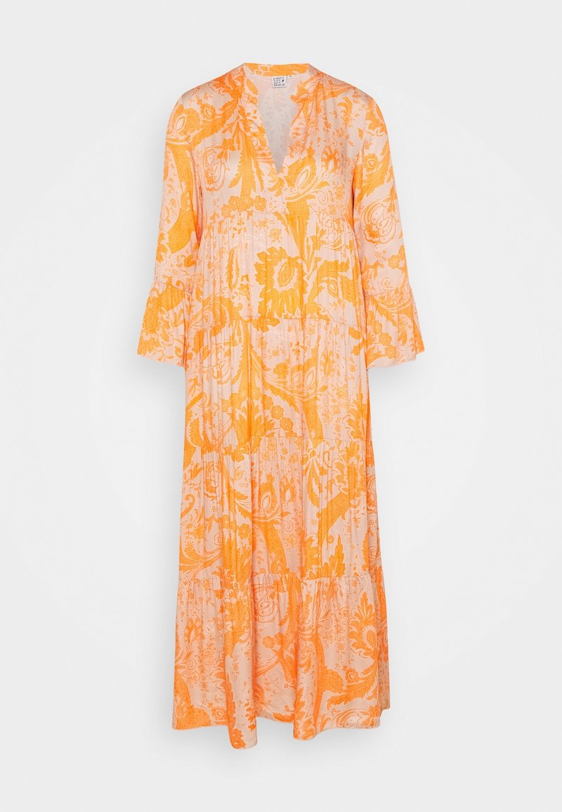 Robe longue fluide avec un motif paisley floral orange sur un tissu rose pâle, dotée d'un col en V et de manches trois-quarts évasées.