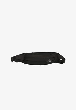 Crni bum bag od izdržljive tkanine, s glavnim pretincom na patentni zatvarač, podesivim remenom i reflektirajućim detaljem s logotipom marke.