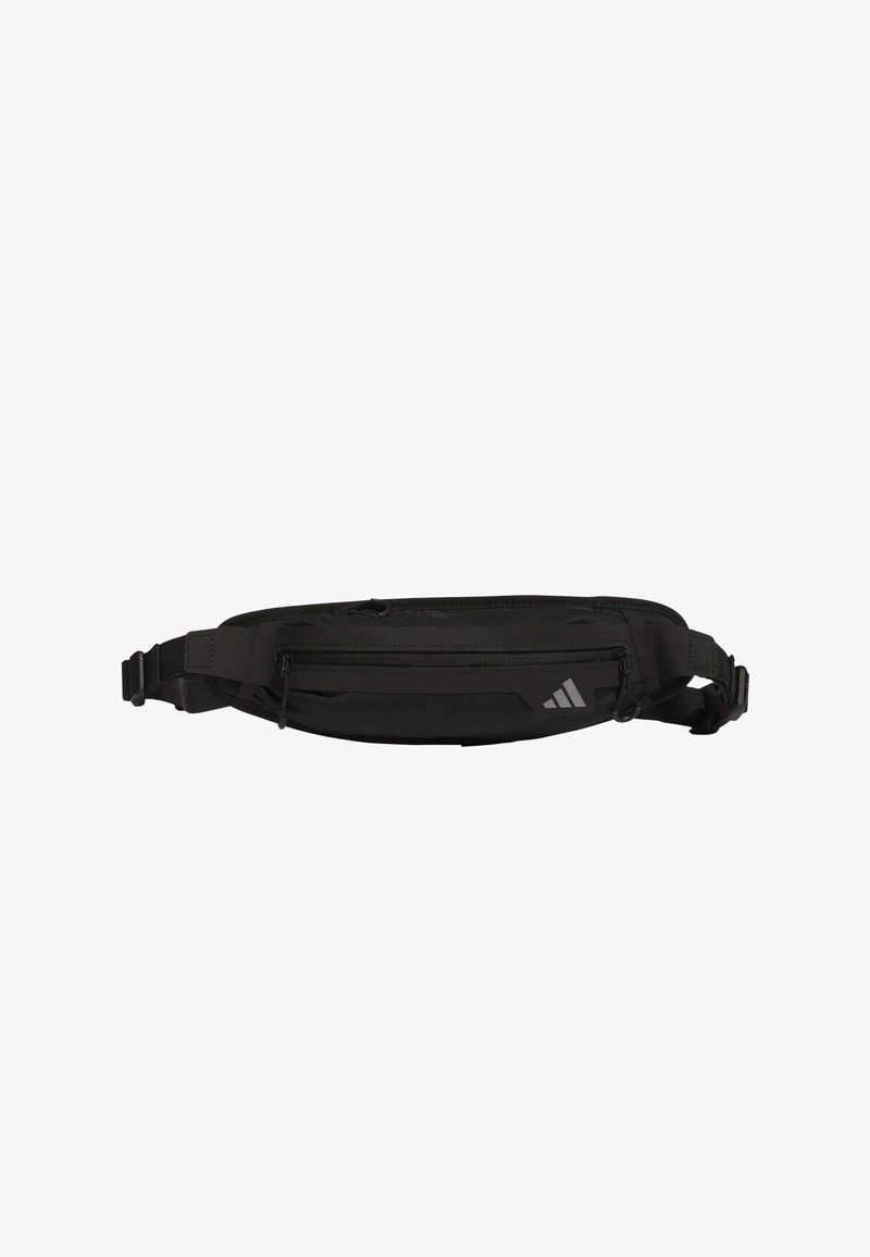 Marsupio nero realizzato in tessuto resistente, dotato di una tasca principale con zip, cinturino regolabile e un dettaglio del logo riflettente.