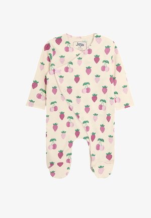 Cremefarbener Baby-Strampler mit langen Ärmeln und Füßen, bedeckt mit rosa Erdbeer- und Kirschmustern, Druckknöpfe entlang der diagonalen vorderen Naht.