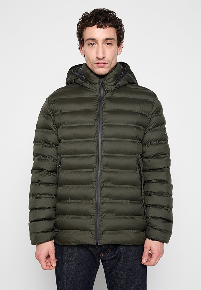 Giacca a vento verde con zip frontale, cappuccio e cuciture orizzontali. Presenta due tasche laterali e una superficie liscia e lucida.