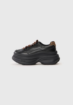 Trainers - black