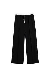 Zwarte wijde broek met een elastische tailleband, witte trekkoorden en zijzakken; gladde textuur, geplooid ontwerp.