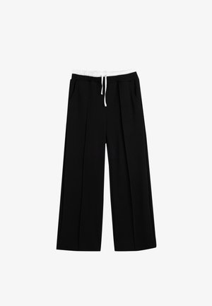 Pantalones de pierna ancha negros con cintura elástica, cordón blanco y bolsillos laterales; textura suave, diseño plisado.