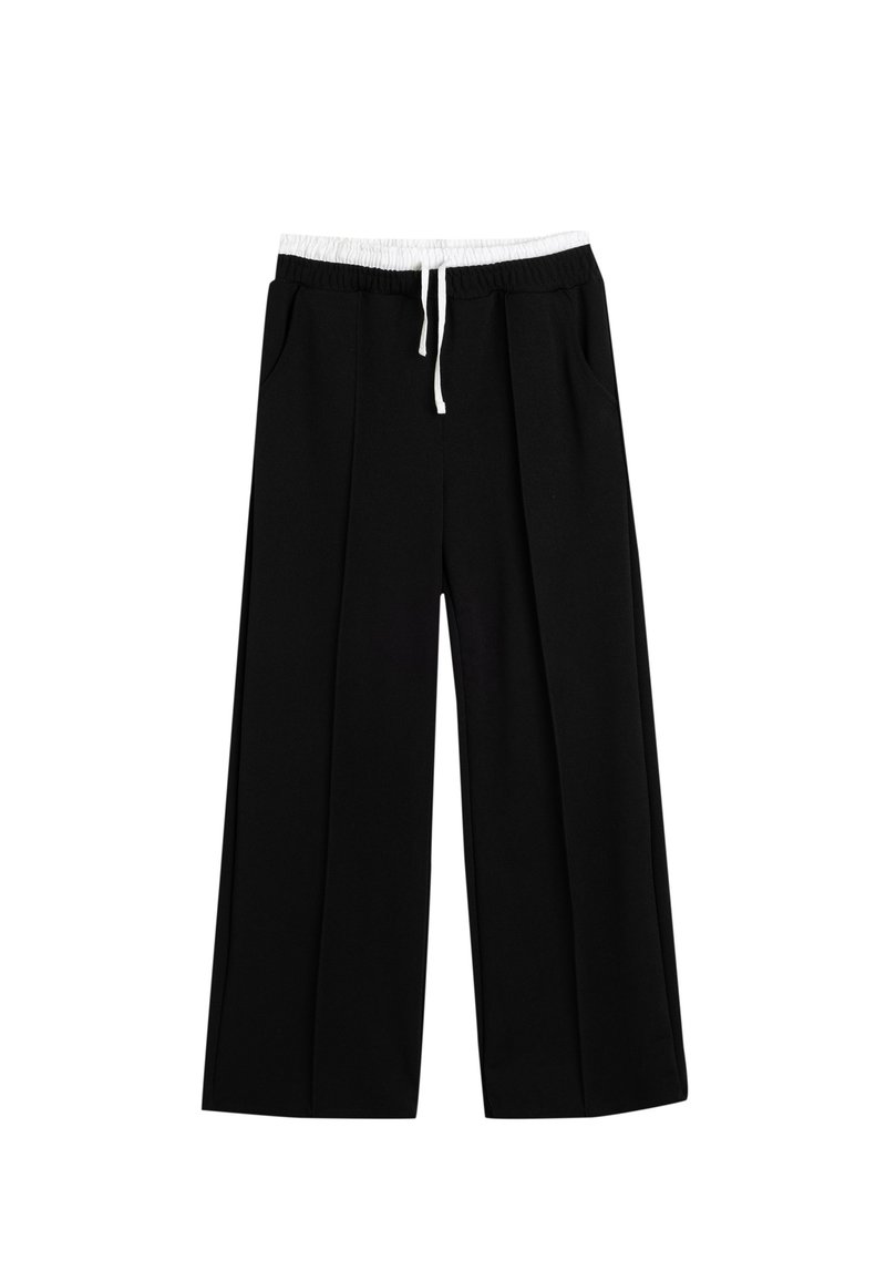 Zwarte wijde broek met een elastische tailleband, witte trekkoorden en zijzakken; gladde textuur, geplooid ontwerp.