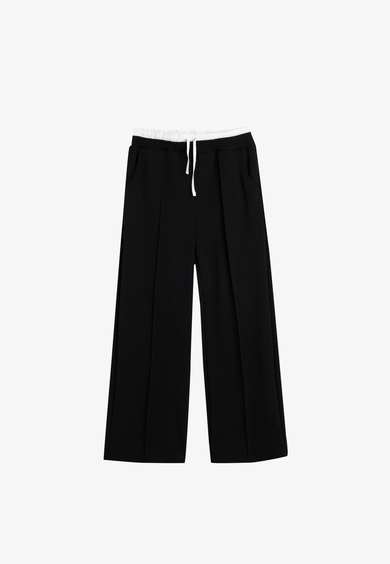 Zwarte wijde broek met een elastische tailleband, witte trekkoorden en zijzakken; gladde textuur, geplooid ontwerp.