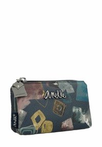 Cartera de cierre con un fondo oscuro y formas abstractas en varios colores. Material texturizado, herrajes plateados y detalle del logo.