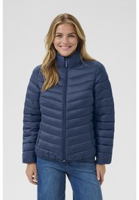 Mornarska puf jakna s visokim ovratnikom, kviltanim dizajnom, zatvaranjem na prednjem dijelu sa patentnim zatvaračem i bočnim džepovima. Izrađena od laganog, glatkog materijala.