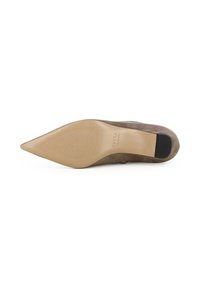 Scarpa con tacco alto in suede taupe, con punta appuntita e suola testurizzata, dotata di un coprisaldo in gomma nera e una suola liscia di colore chiaro.