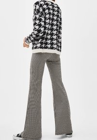 Bershka Stickad tröja - black