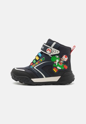Czarny dziecięcy trampki z wysoką cholewką z napisem Super Mario, kolorowymi sznurowadłami oraz grafikami postaci Yoshi i Toad na boku.