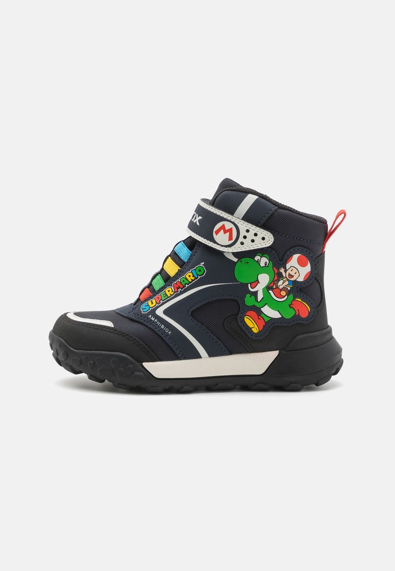 Baskets montantes noires pour enfants avec le texte Super Mario, des lacets colorés, et des illustrations des personnages Yoshi et Toad sur le côté.
