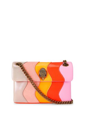 Mała prostokątna torebka z falistymi blokami kolorów w srebrnym, różowym, pomarańczowym, czerwonym i żółtym, z paskiem na łańcuszku w złotym odcieniu oraz ozdobnym zapięciem.