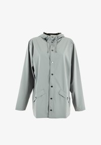 Chaqueta gris claro resistente al agua con capucha, cierre de botones a presión, dos bolsillos delanteros y cordones ajustables. Textura suave.