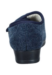 Marineblaue Wollschlapfen mit einer strukturierten Oberseite und einem weichen Stofffutter, ausgestattet mit einer schwarzen Gummisohle und einem abgerundeten Absatz.