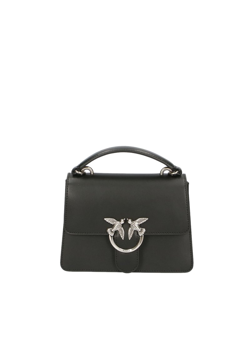 Borsa a mano in pelle nera con un design strutturato, caratterizzata da un motivo di uccello in argento su un accento circolare in metallo e una maniglia superiore.