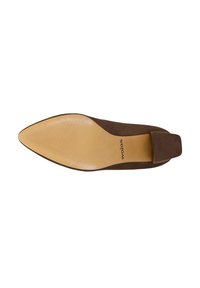 Chaussure plate marron à bout pointu avec semelle beige texturée et talon bloc, vue par le dessous montrant le nom de la marque "wojas" sur la semelle intérieure.