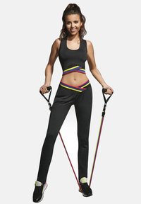 Czarny strój sportowy z krótkim topem i legginsami z wysokim stanem. Posiada kolorowe paski akcentowe i opaski oporowe w dłoniach.