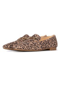 Zapatos planos de estampado de leopardo que presentan una textura suave, puntera afilada y un acento de cadena dorada en el frente. Tienen un perfil bajo con una suela marrón.