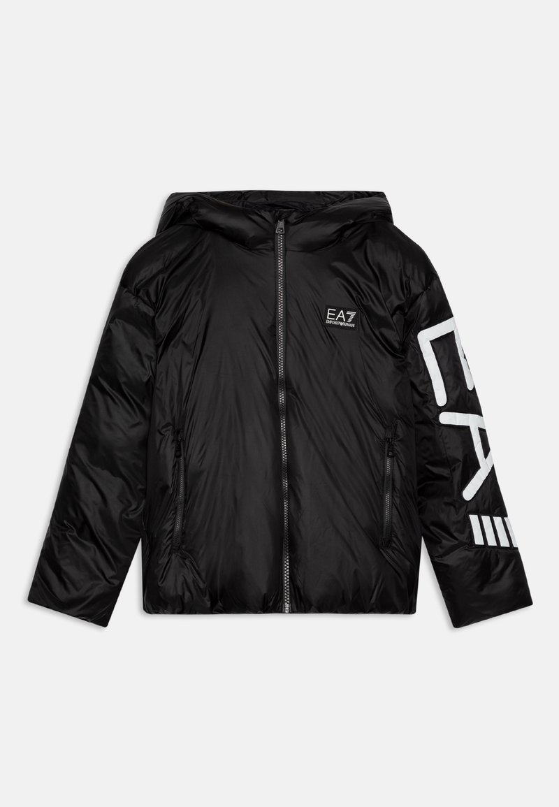 Giacca a vento nera con cappuccio, dotata di zip frontale, due tasche laterali e accenti di branding bianchi sulle maniche. Struttura liscia e lucida.