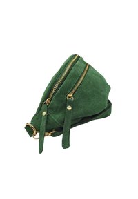 Sac en suède vert avec deux zippers dorés, forme plate et sangles réglables. Présente une texture lisse et un design minimaliste.