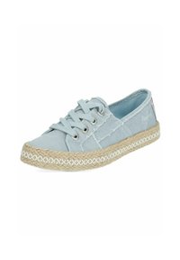 Sneaker di tela azzurro chiaro con punta rotonda, chiusura con lacci e suola in corda di juta. Presenta dettagli cuciti e una morbida fodera interna.