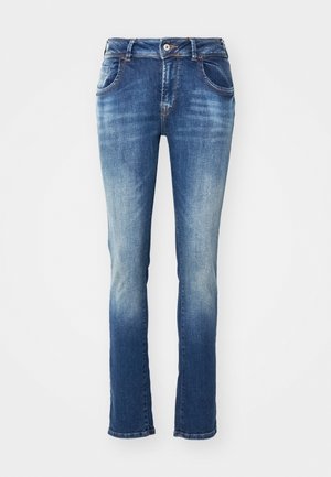 Denim jeans i en mellem til lys blå gradient. Har klassisk fem-lomme design, bæltestropper og knappelukning.