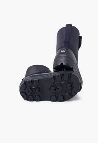 Stivali impermeabili navali con superficie testurizzata, suola in gomma nera resistente con un motivo a tassello robusto e un anello per faciliterne l'indossamento.