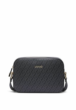 Černá obdélníková crossbody taška s tmavým vzorovaným potiskem loga, zlatým nápisem „LIU JO“, zapínáním na zip a nastavitelným popruhem se zlatými kovovými doplňky.